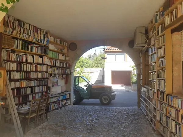Sur les tous les murs du porche traversant d'une maison, chez un particulier.