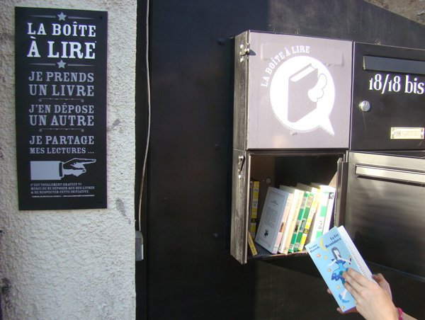 Deux boîtes fixées sur le portail.