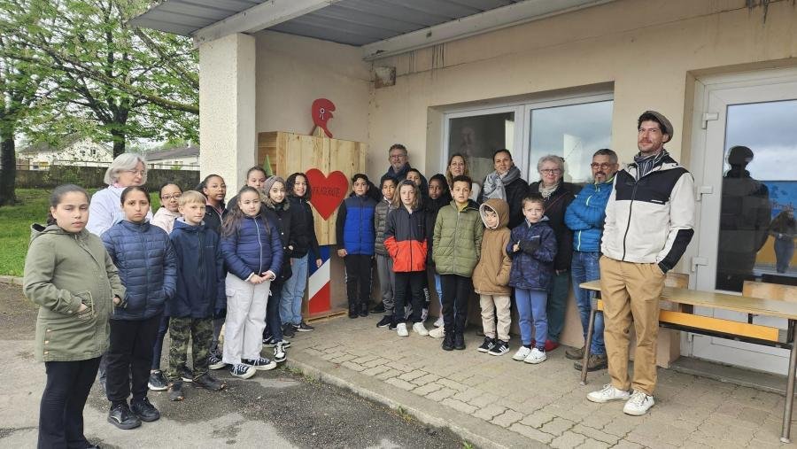 Sous l'auvent de l'école. Accès public autorisé hors des horaires scolaires.