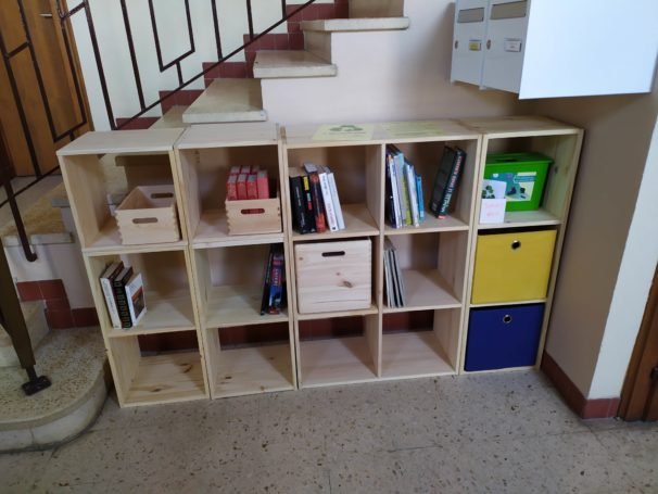 Dans le hall de la mairie.