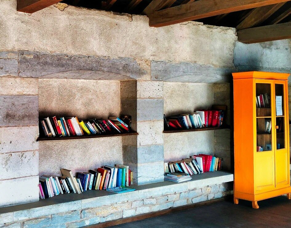 Étagères dans les alcoves du lavoir + bibliothèque.
