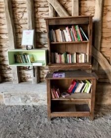 Plusieurs petits meubles et étagères au fond de la Grange.