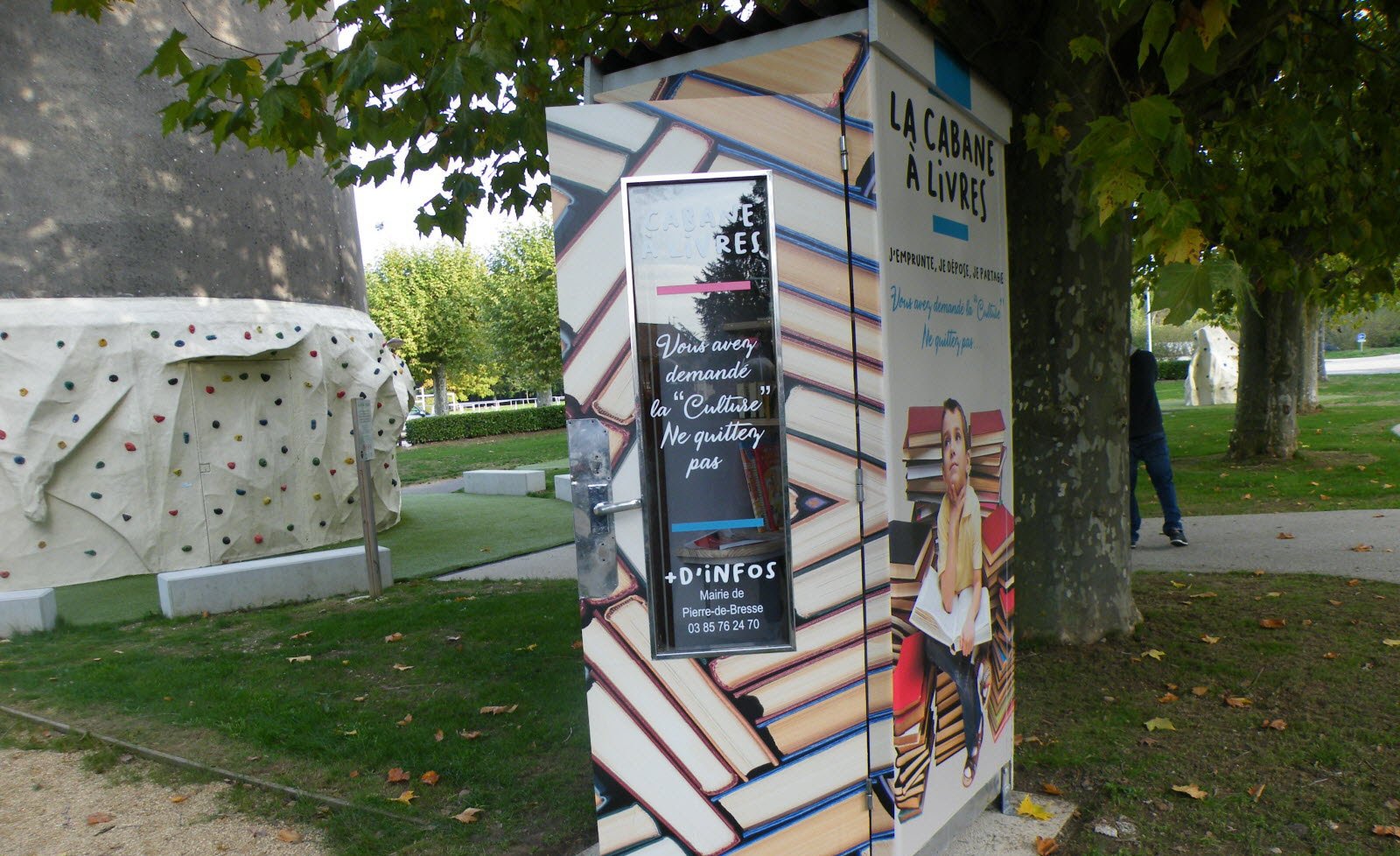 Ancienne cabine téléphonique de bureau de poste.