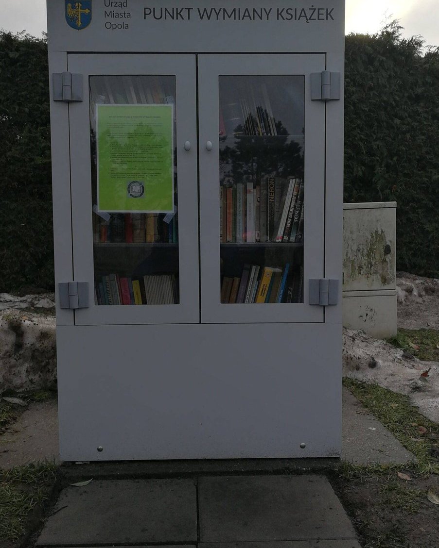 Gablota do wymiany książek. Nasze hasło to: 
PRZYNIEŚ KSIĄŻKĘ DO POCZYTANIA, WEŹ STĄD INNĄ, TAKA ZAMIANA